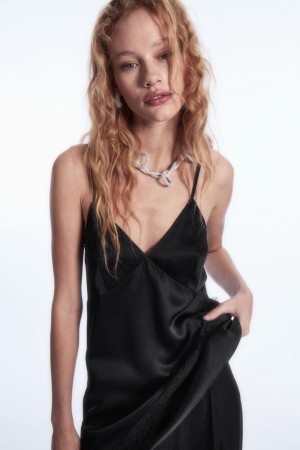 Top COS Asymmetric Encaje-trimmed Satin Camisole Mujer Negros | 76950FKDW